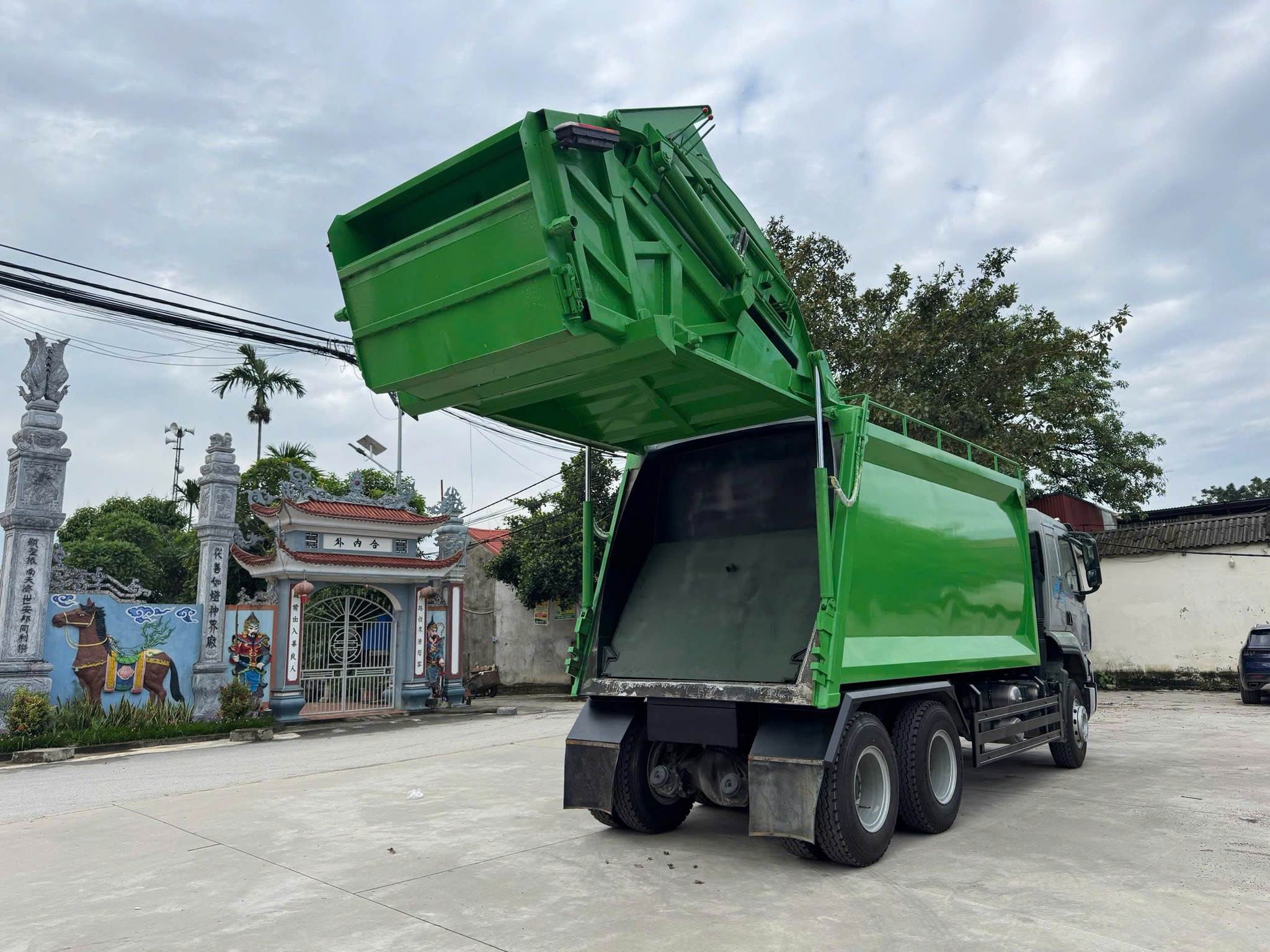 Xe ép rác 24 khối Chenglong màu xanh môi trường