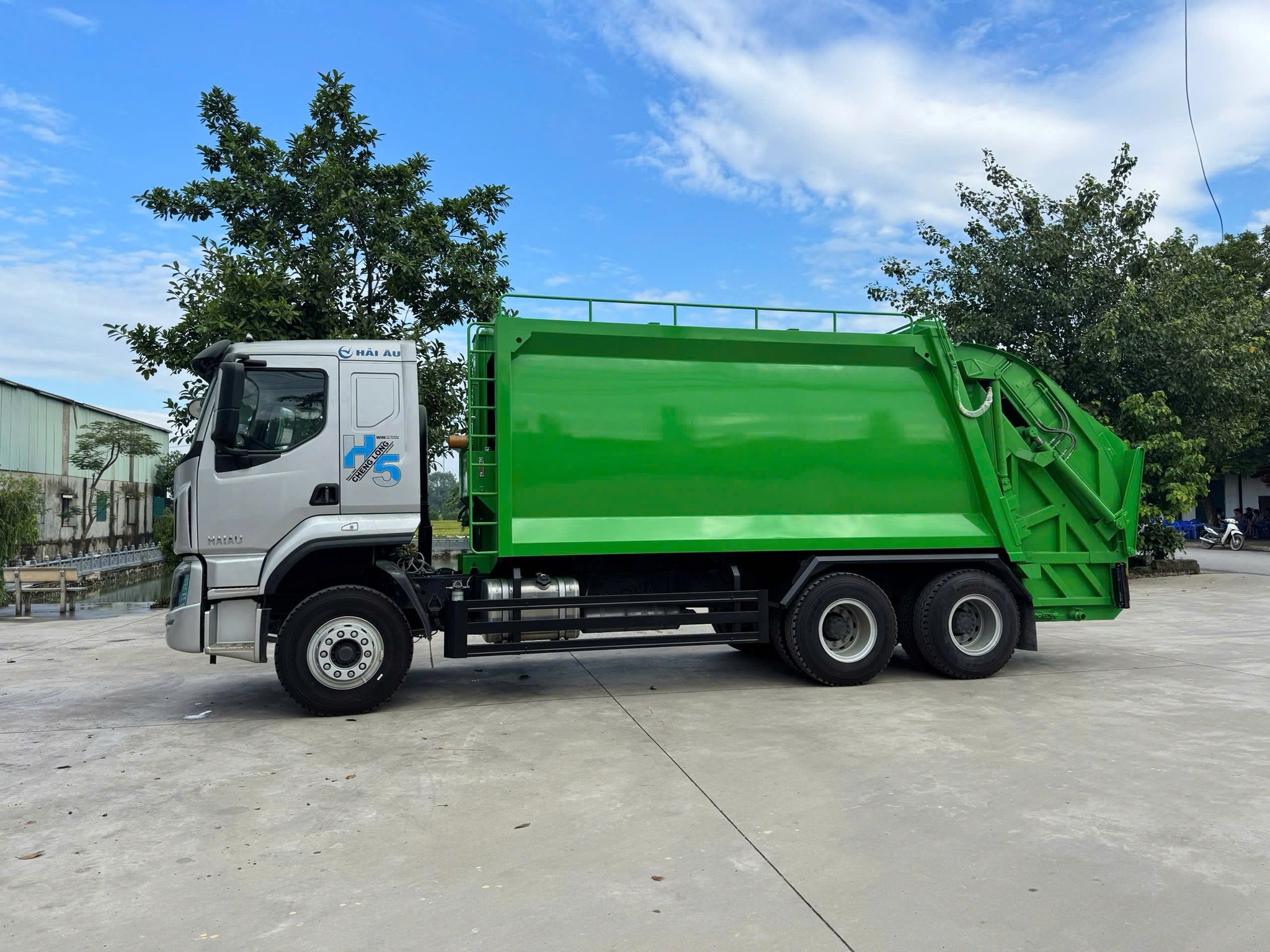 Phía sau xe ép rác Chenglong với cơ cấu nạp rác