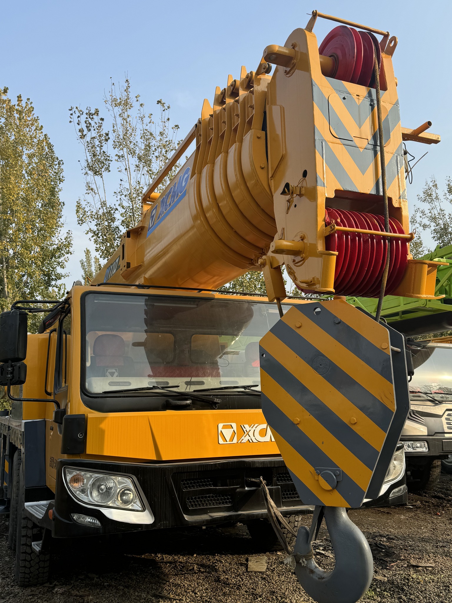 Xe cẩu bánh lốp 110 tấn XCMG QY110KH đang hoạt động tại công trường xây dựng lớn.