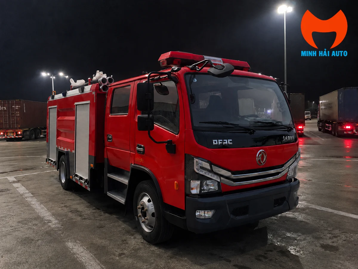 Xe cứu hỏa Dongfeng hoạt động tại khu sân bãi ban đêm