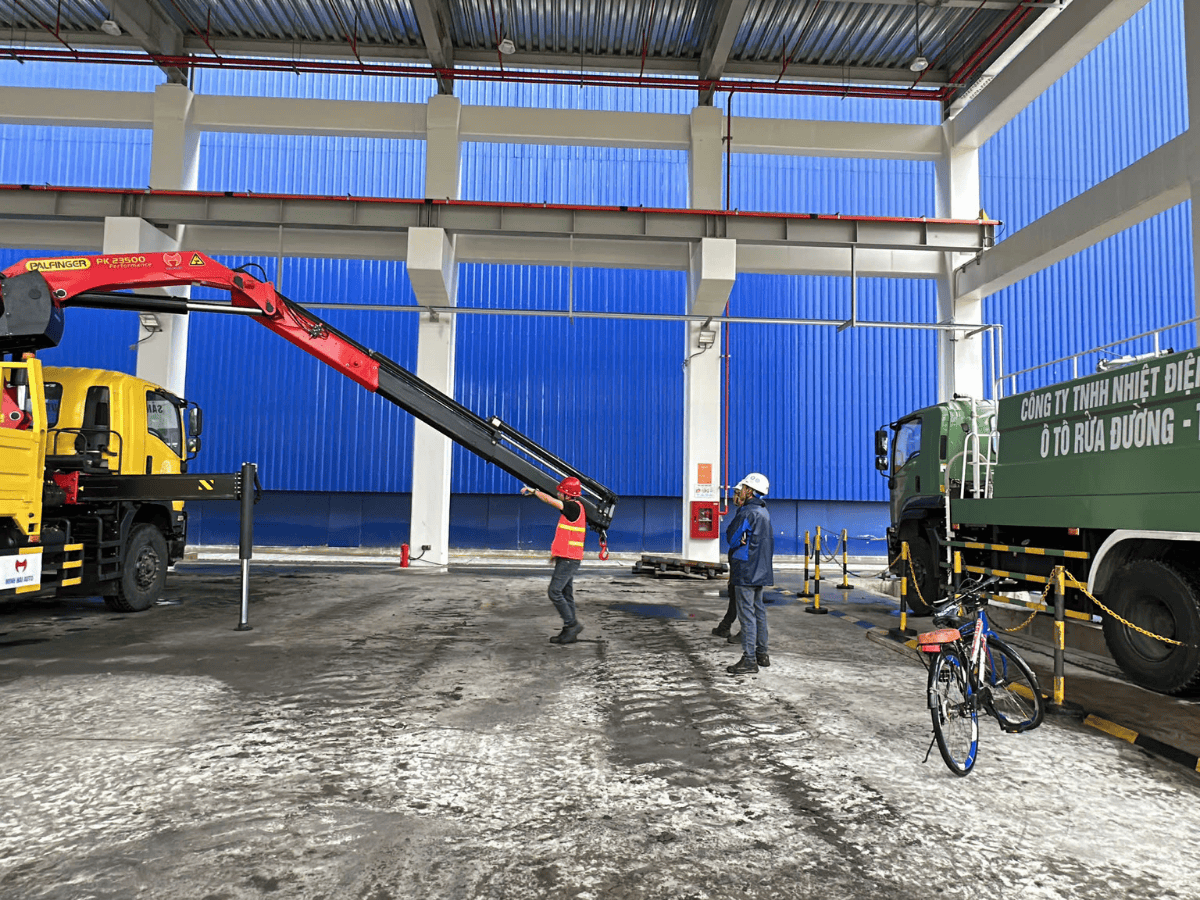 Ảnh chụp so sánh hai dòng cẩu một cẩu Palfinger sản xuất tại Châu Âu với thiết kế P-Profile tinh xảo và một cẩu Sany-Palfinger liên doanh có kết cấu lục giác.