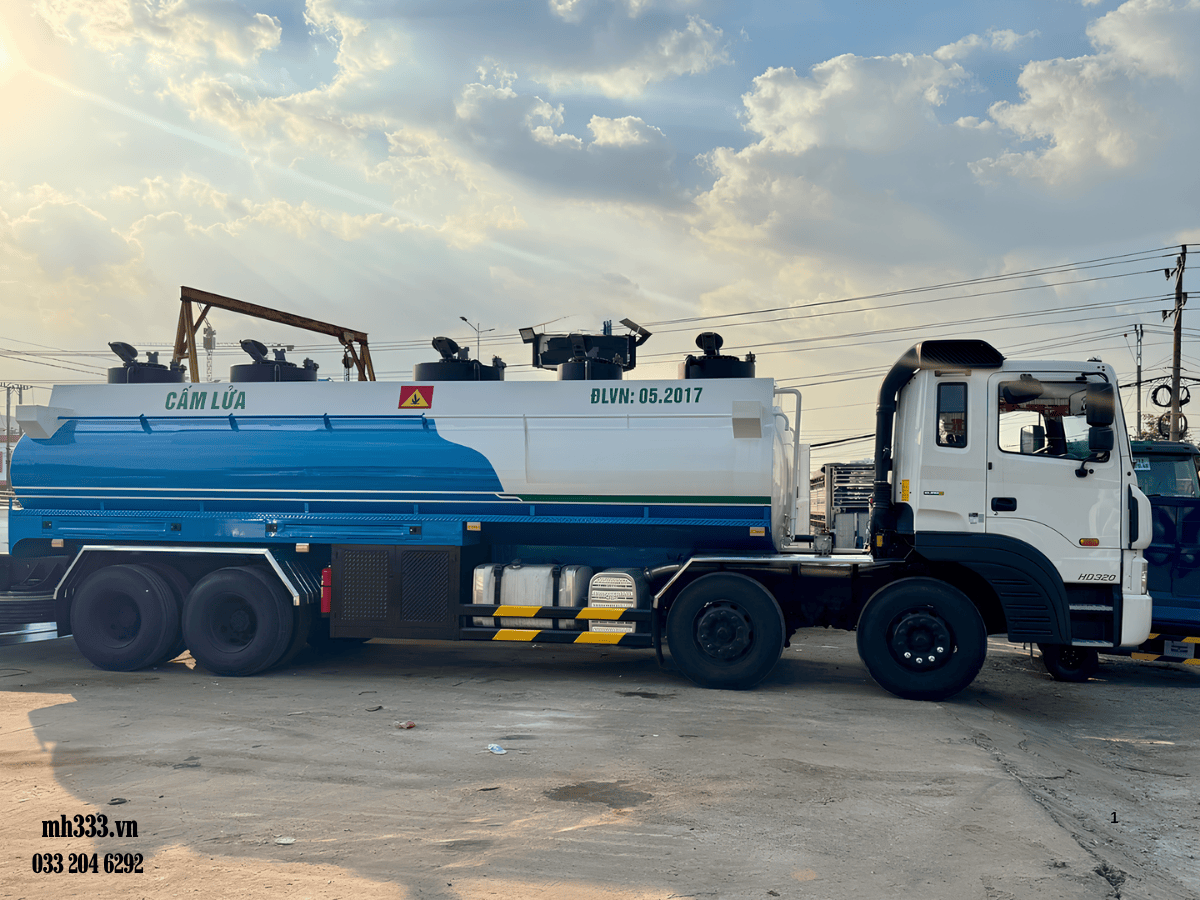 Cận cảnh bồn chứa 5 ngăn của xe xitec chở xăng dầu 22 khối Hyundai, thể hiện chất lượng gia công.