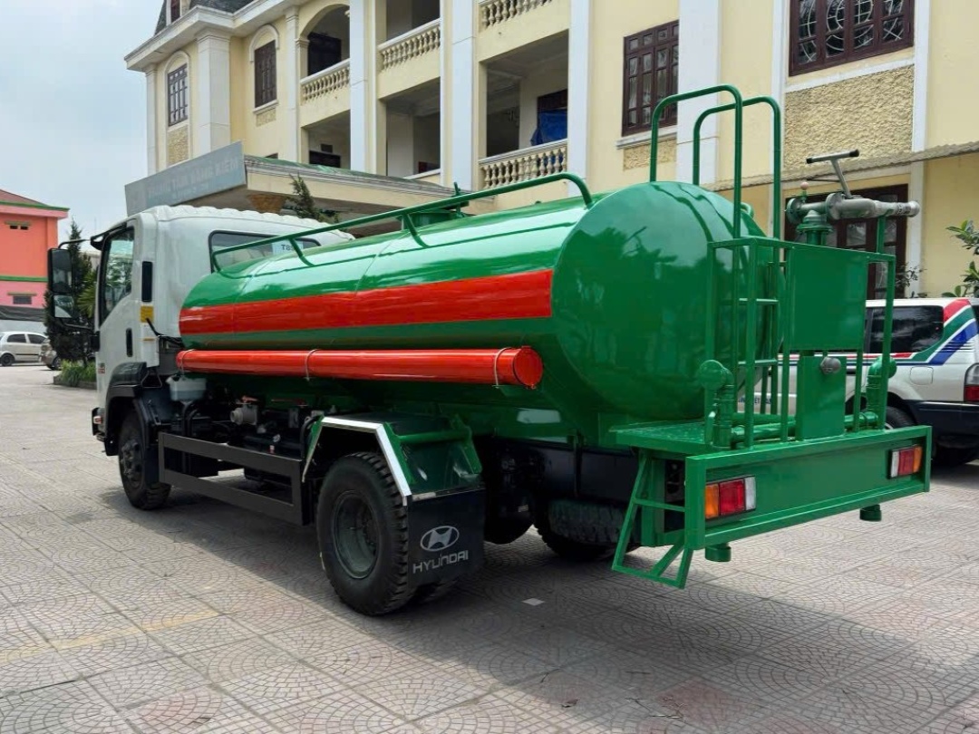 Bàn giao xe bồn nước Isuzu cho khách hàng