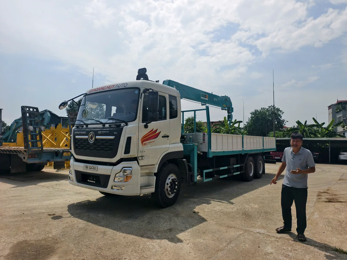 Xe cẩu tự hành hoàn tất kiểm tra và bàn giao sau ca làm việc