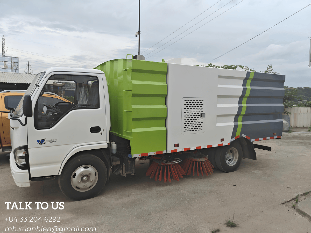 Bàn giao xe quét hút bụi isuzu 5 khối cho một đơn vị môi trường đô thị.