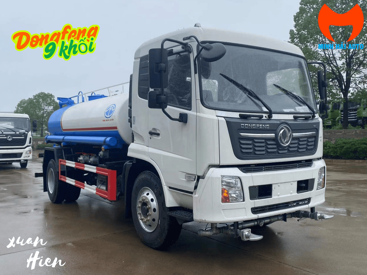 Nội thất cabin xe phun nước rửa đường Dongfeng 9 khối thiết kế rộng rãi với 3 ghế ngồi, đồng thời trang bị đầy đủ tiện ích.