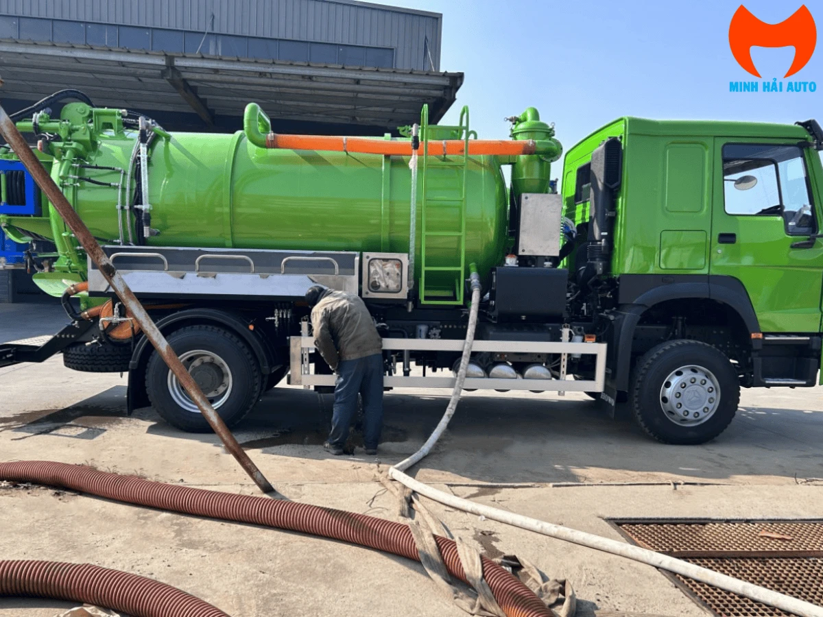 Cận cảnh bảng điều khiển và cuộn vòi phun áp lực cao phía sau xe thông cống Howo 10 khối