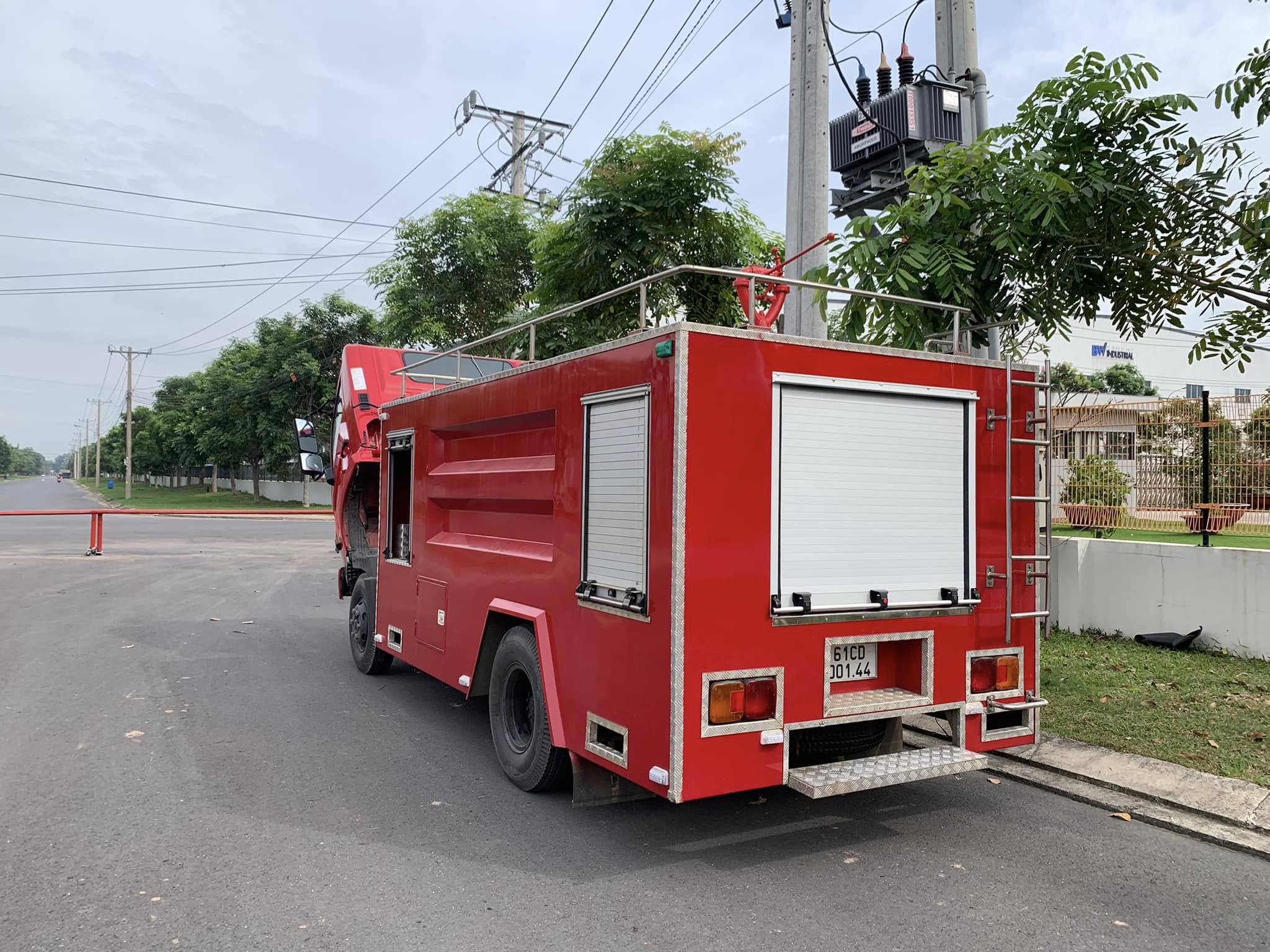 Bảng điều khiển hệ thống bơm chữa cháy trên xe cứu hỏa Hino 5 khối.