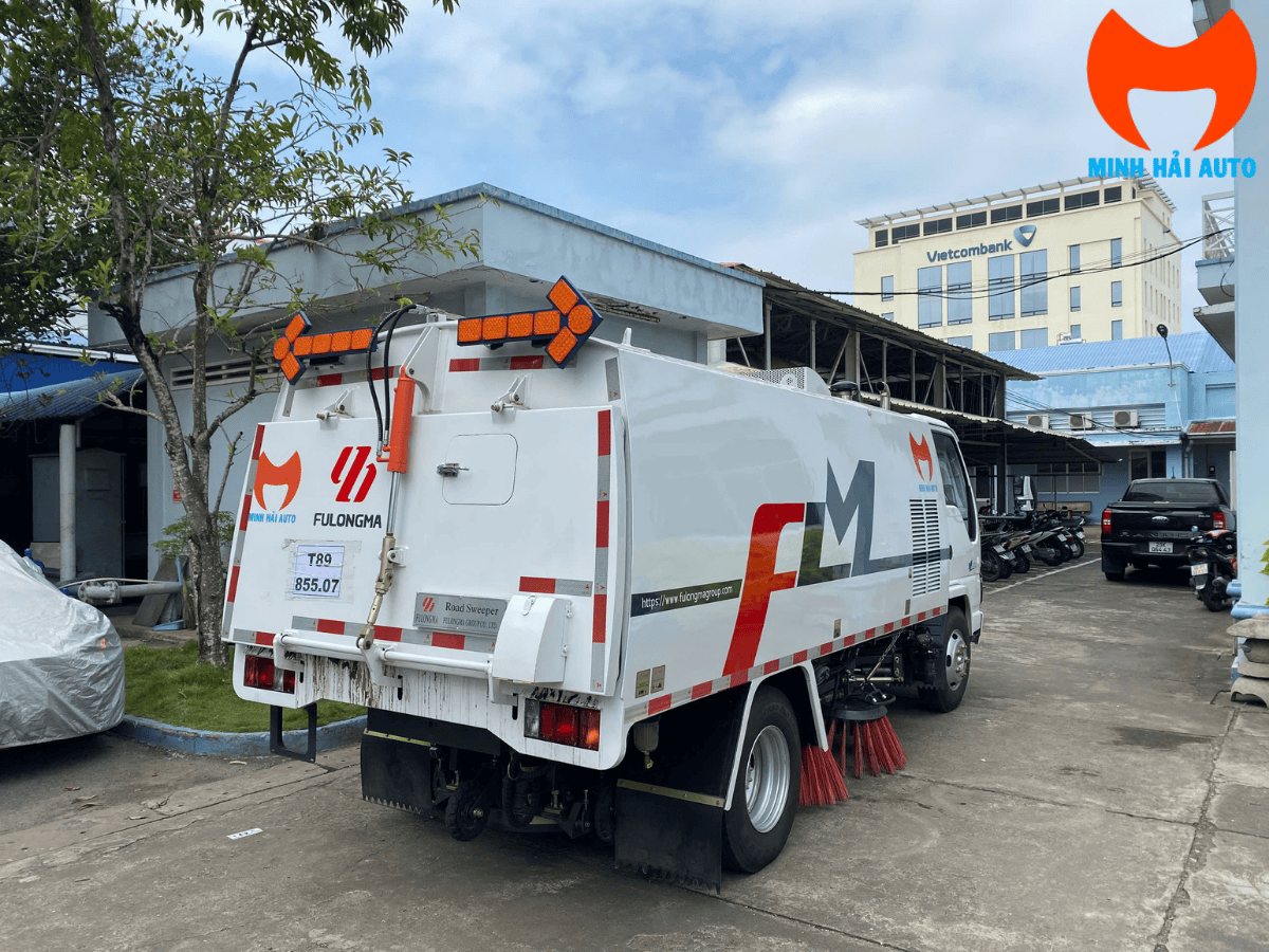 Bảng điều khiển hiện đại của xe quét đường hút bụi Fulongma 5 khối.