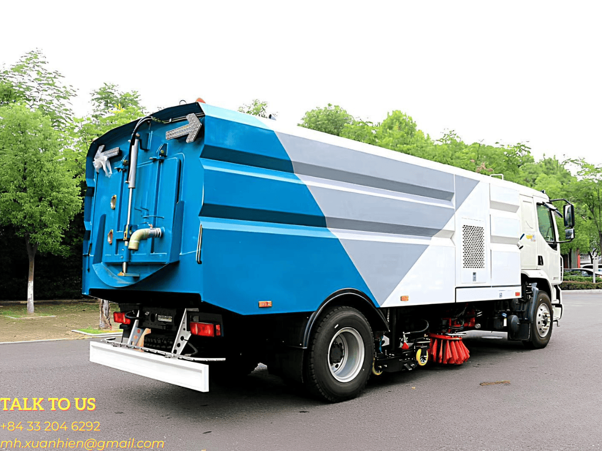 Bảng điều khiển thông minh trong cabin xe quét rửa đường Chenglong, hiển thị màn hình giám sát camera và các nút bấm lựa chọn 9 chế độ làm việc.