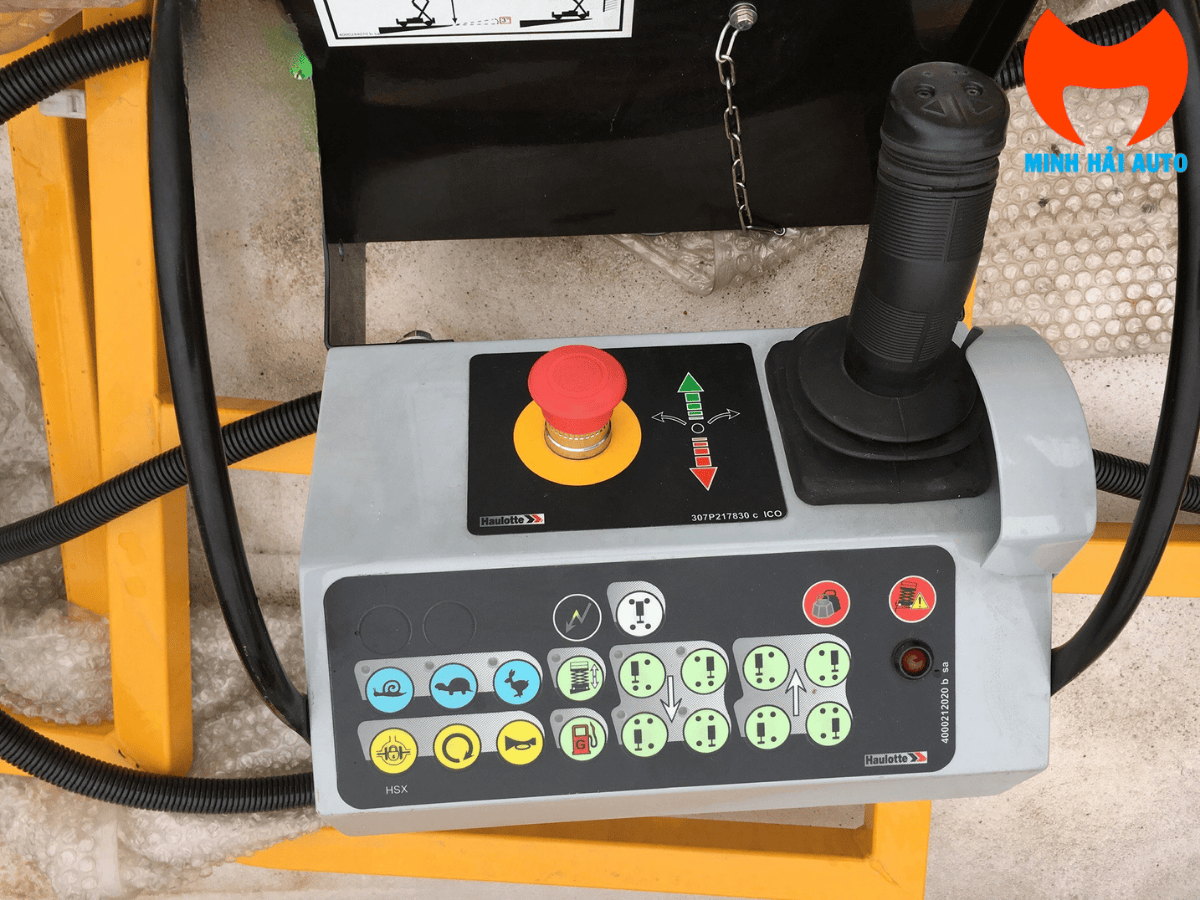 Bảng điều khiển và động cơ diesel mạnh mẽ của xe nâng người địa hình 18m Haulotte.