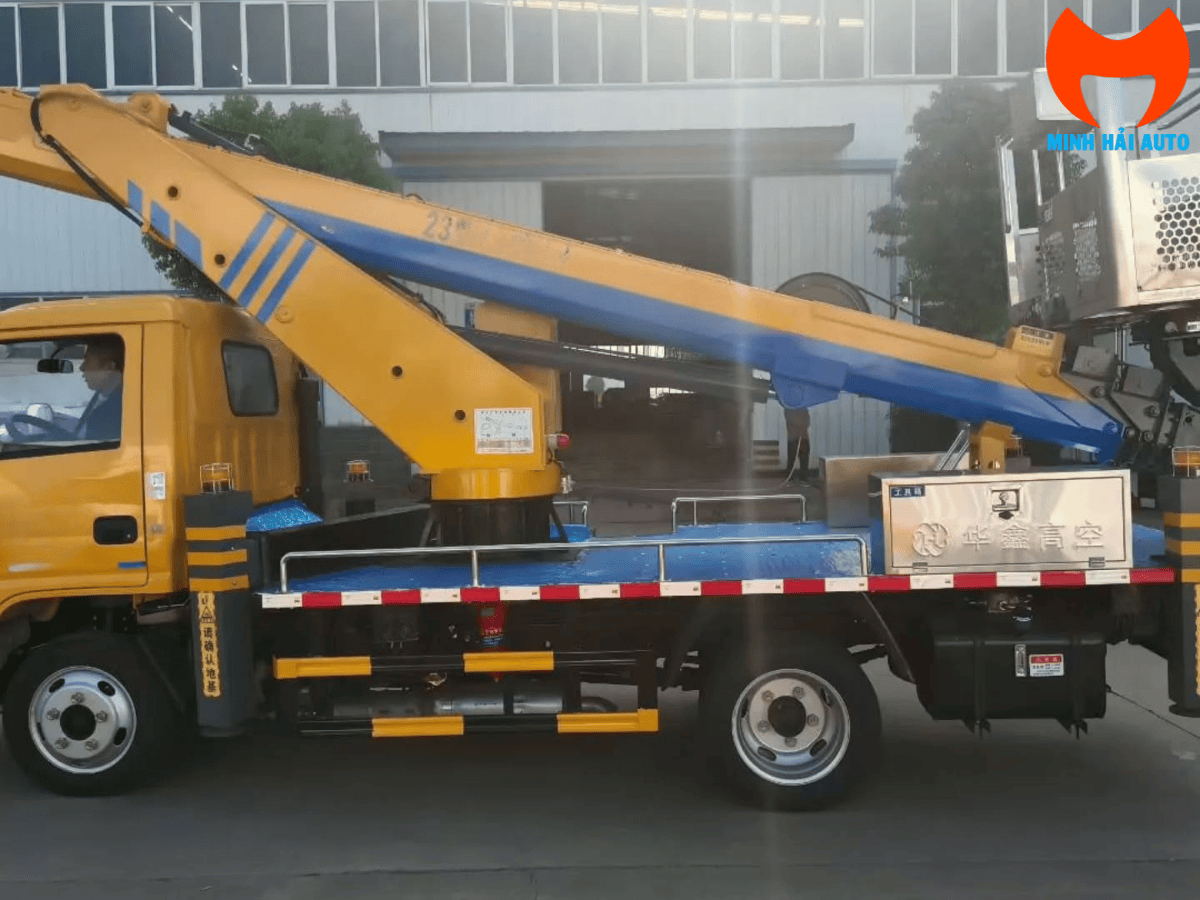 Bảng điều khiển và giỏ làm việc an toàn của xe thang nâng người 23m.