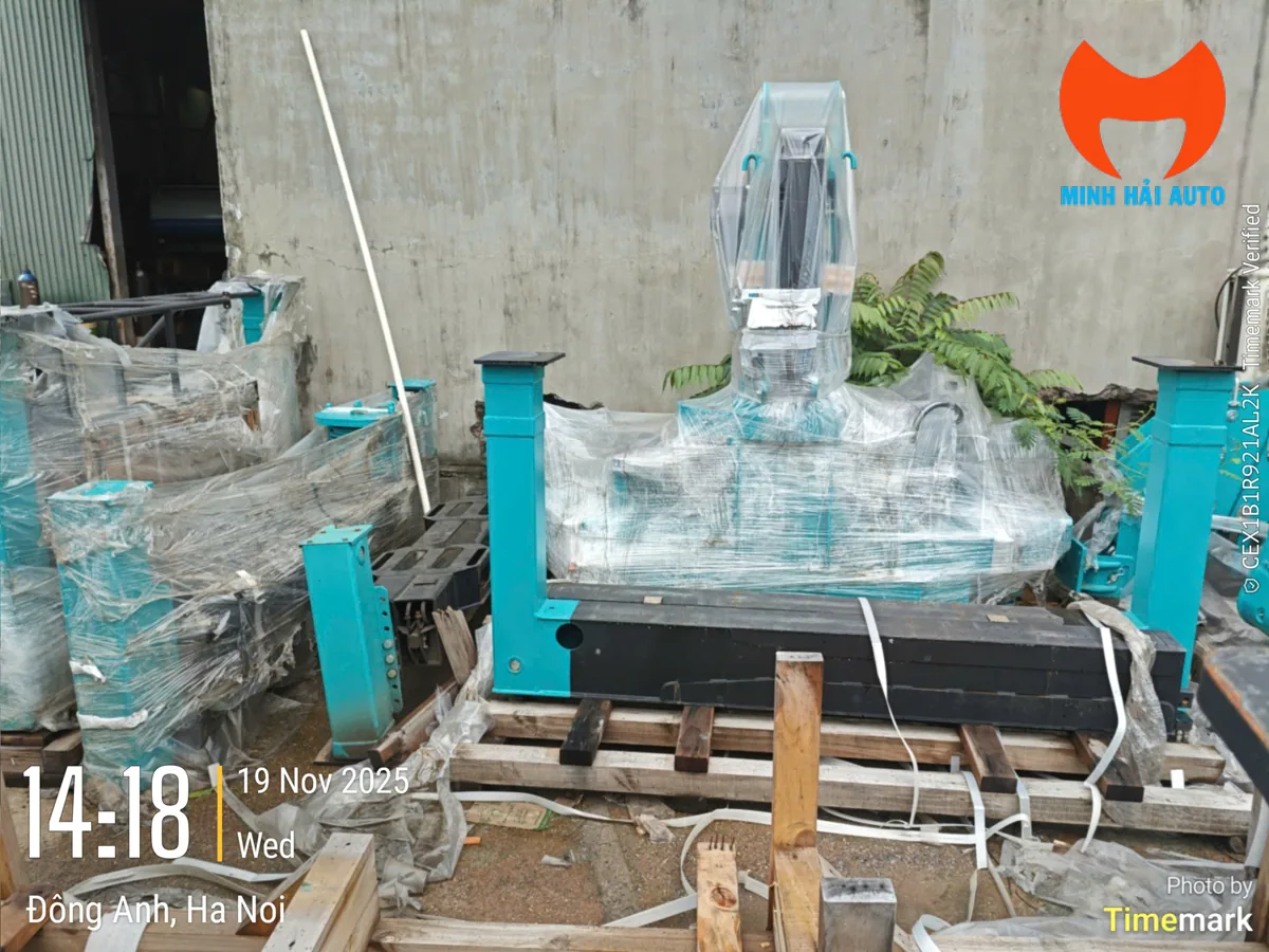 Bệ cẩu và chân chống được bọc bảo vệ tại kho