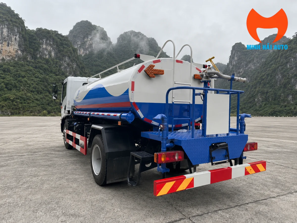 Béc phun trước trên xe phun nước rửa đường