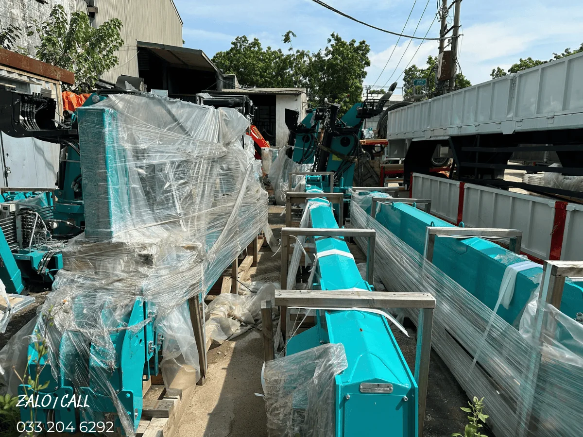 Bộ thiết bị cẩu thủy lực tại khu vực tập kết trước khi lắp đặt