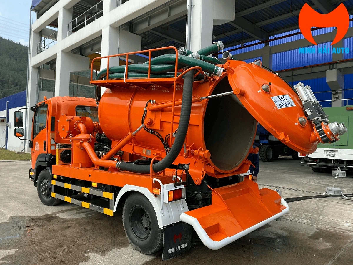 Bồn chứa xe hút tro bay Isuzu FRR90HE5 mở nắp hậu