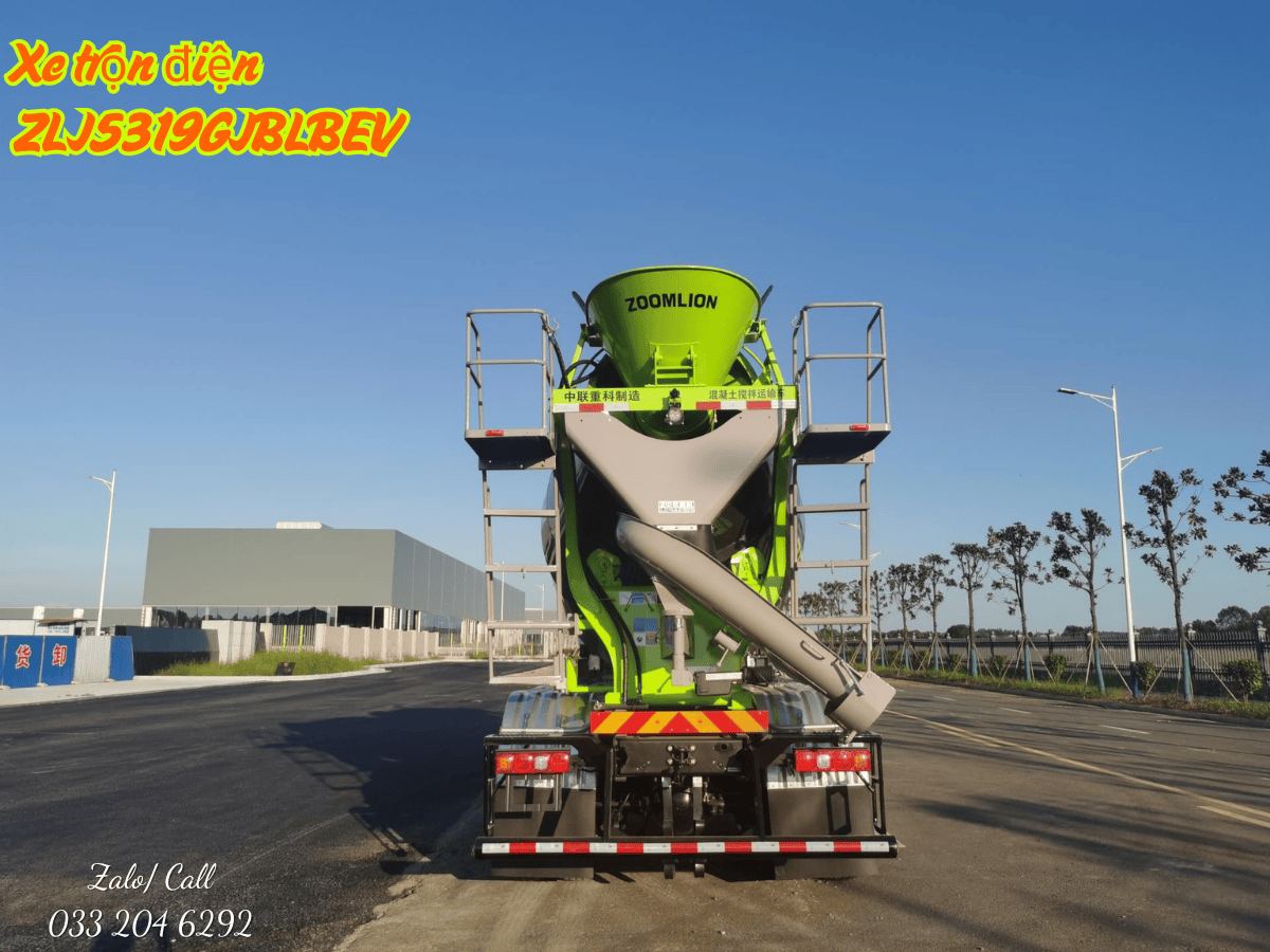 Bồn trộn của Xe trộn bê tông điện ZLJ5319GJBLBEV đang hoạt động.
