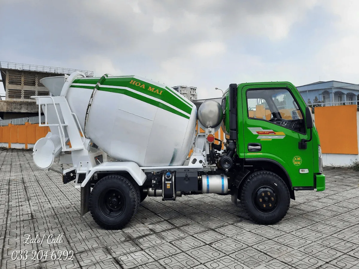 Bồn trộn thủy lực và máng xả của xe trộn bê tông Hoa Mai 2,3 khối nhìn ngang