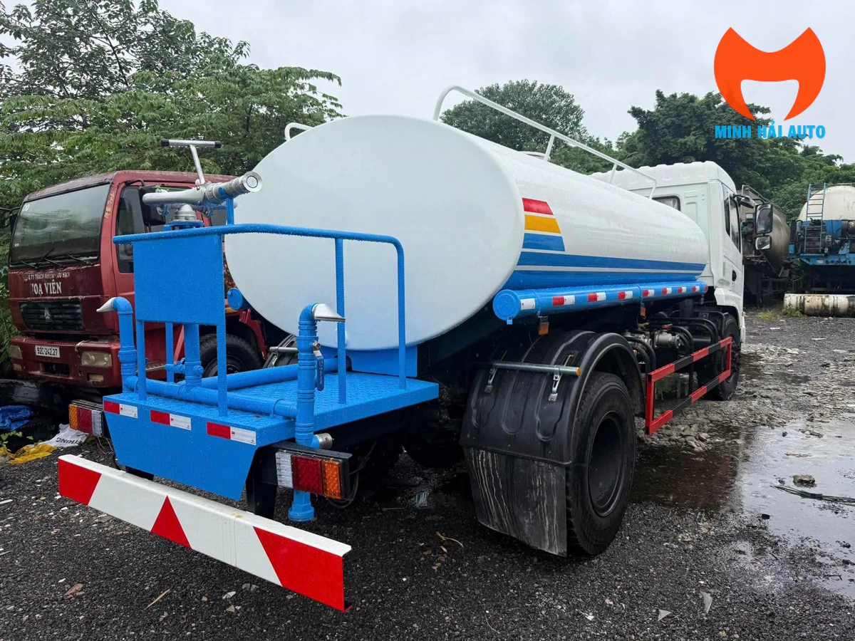 Bồn nước và cụm đường ống phun phía sau xe rửa đường