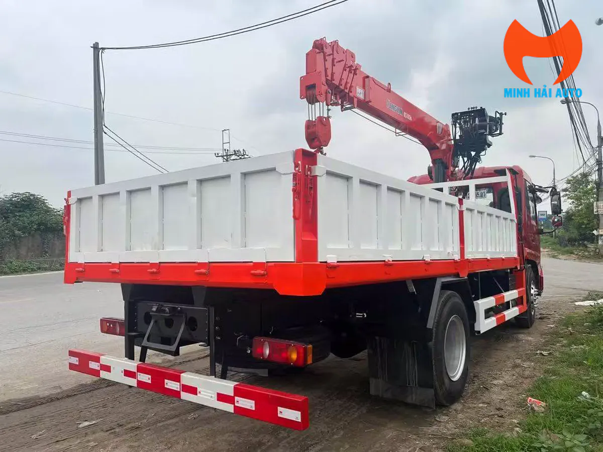Bửng sau và các khoang bửng hông xe tải gắn cẩu nhìn từ phía sau bên phải