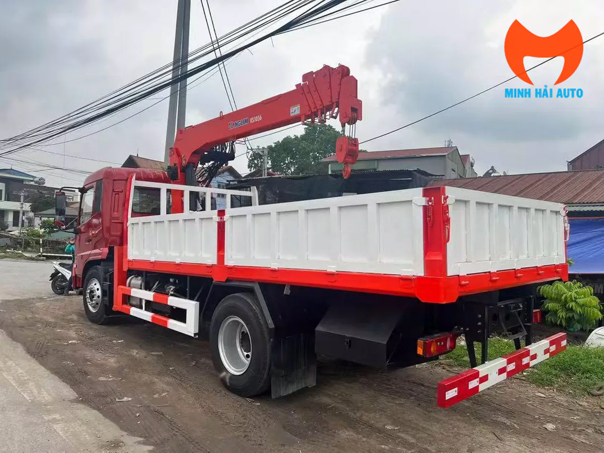 Thùng hàng trắng đỏ của xe tải gắn cẩu nhìn từ góc sau bên trái