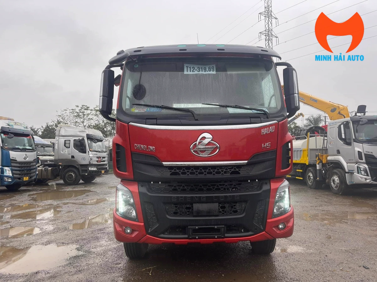 Cabin trước xe Chenglong H5 ba trục chở máy công trình