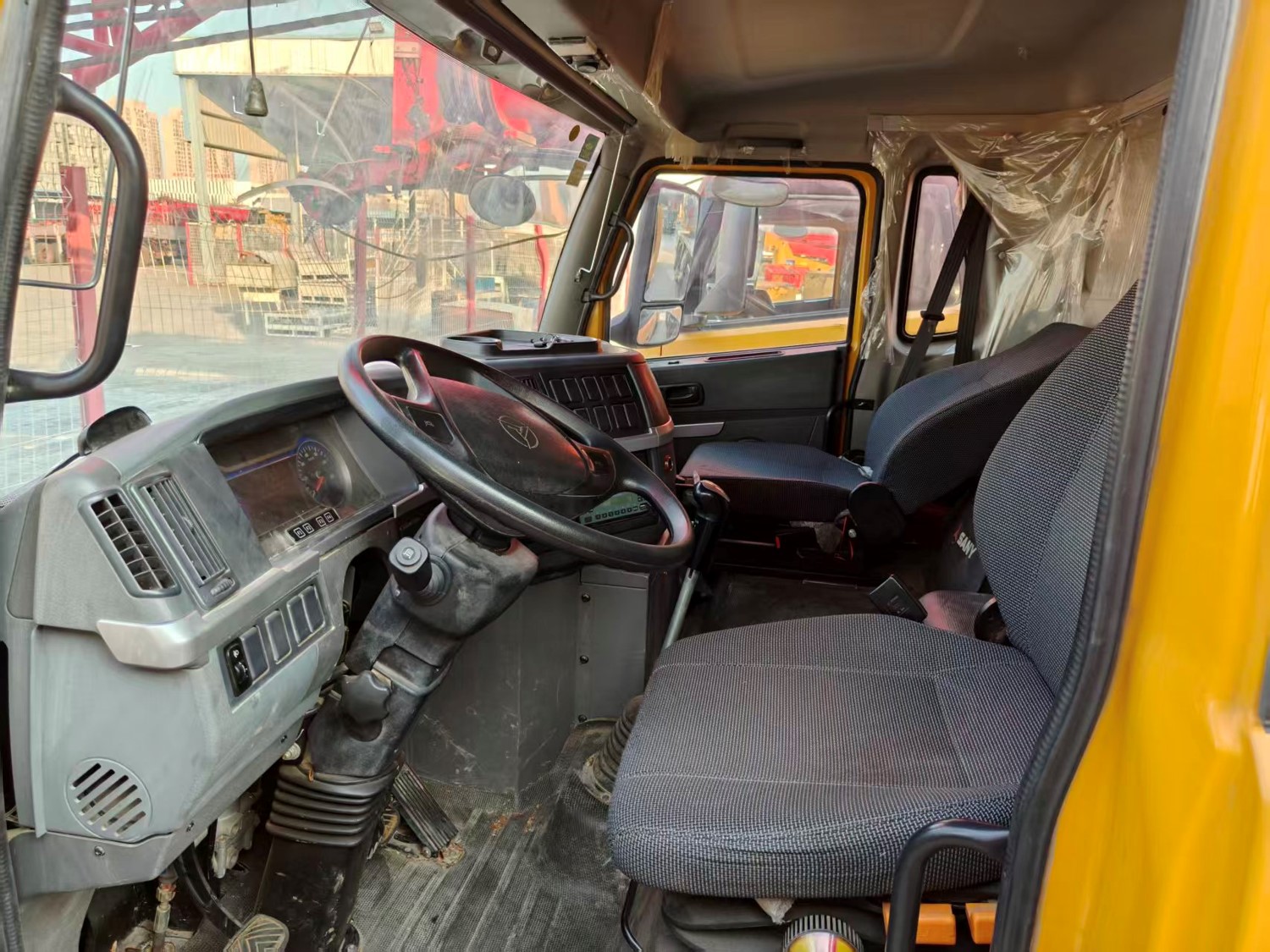 Cabin điều khiển hiện đại của xe cẩu lốp Sany 25 tấn STC250E5-1.