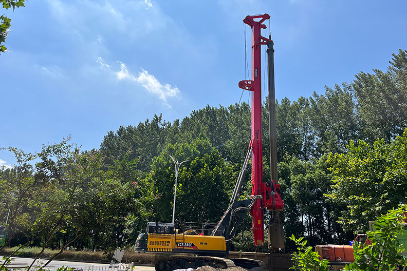 Cabin điều khiển hiện đại của xe khoan cọc nhồi YCR280.