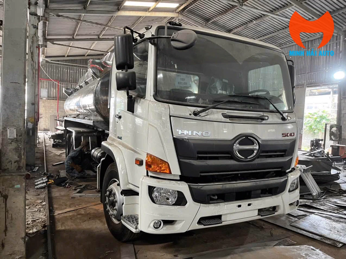 Cabin Hino 500 và phần bồn xi téc phía sau trong xưởng