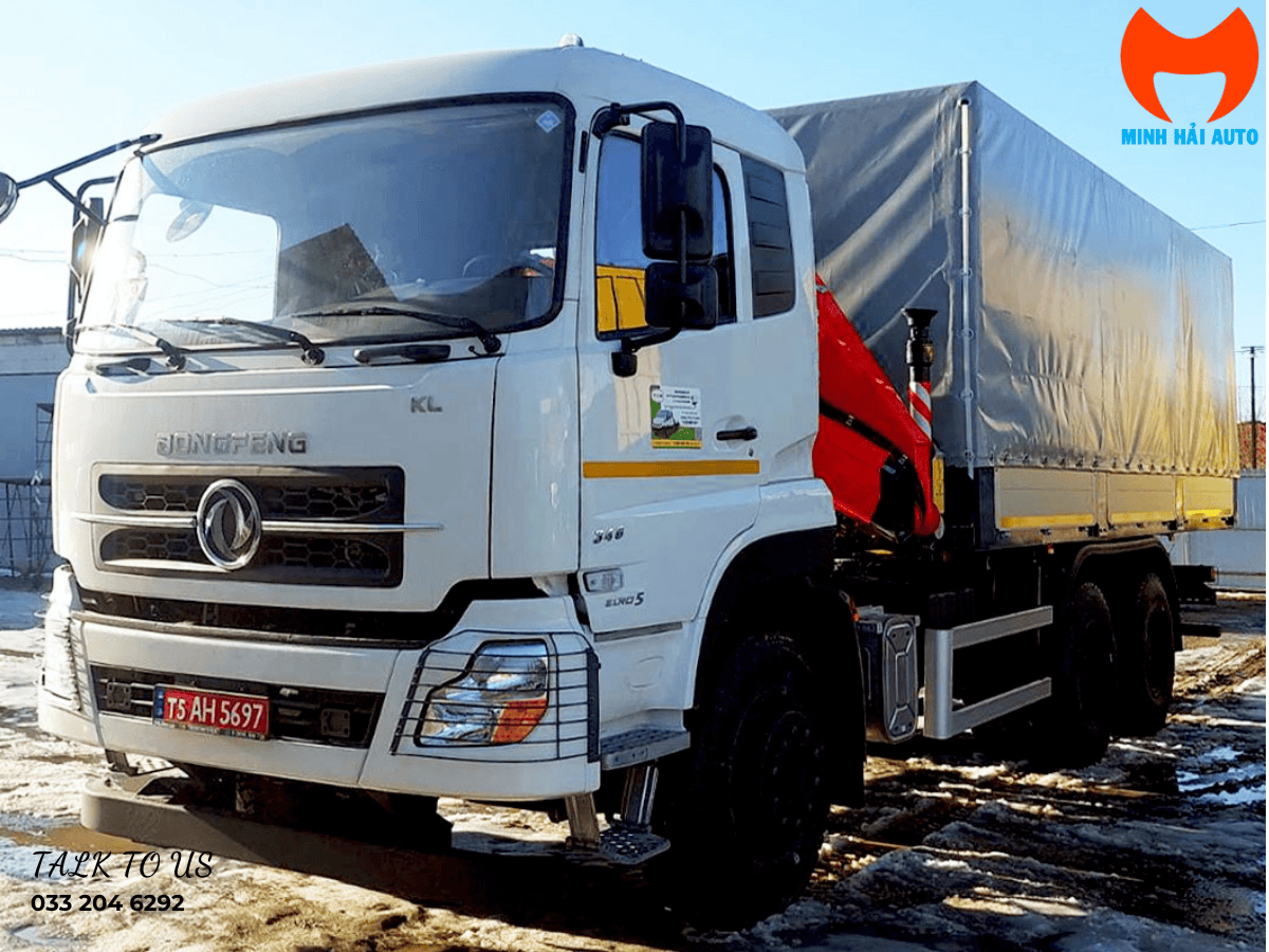 Cabin tiện nghi của xe tải Dongfeng gắn cẩu gập Palfinger với ghế hơi và điều hòa.