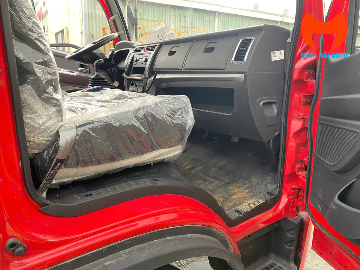 Cabin xe cứu hỏa nhìn từ cửa bên phải, gồm ghế và bảng điều khiển