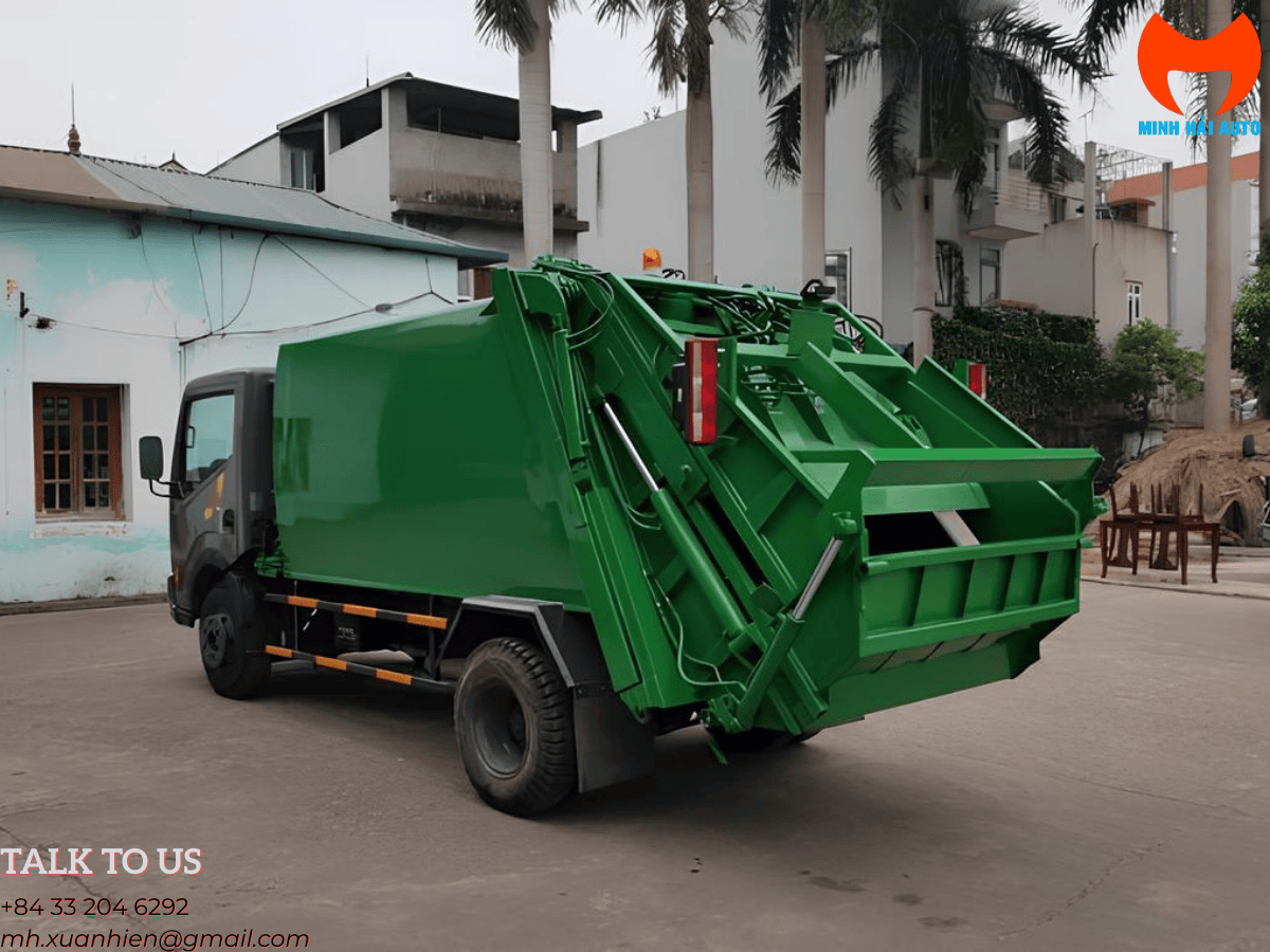 Cabin và nội thất của xe ép rác 6 khối VEAM, mang lại không gian làm việc thoải mái cho tài xế.