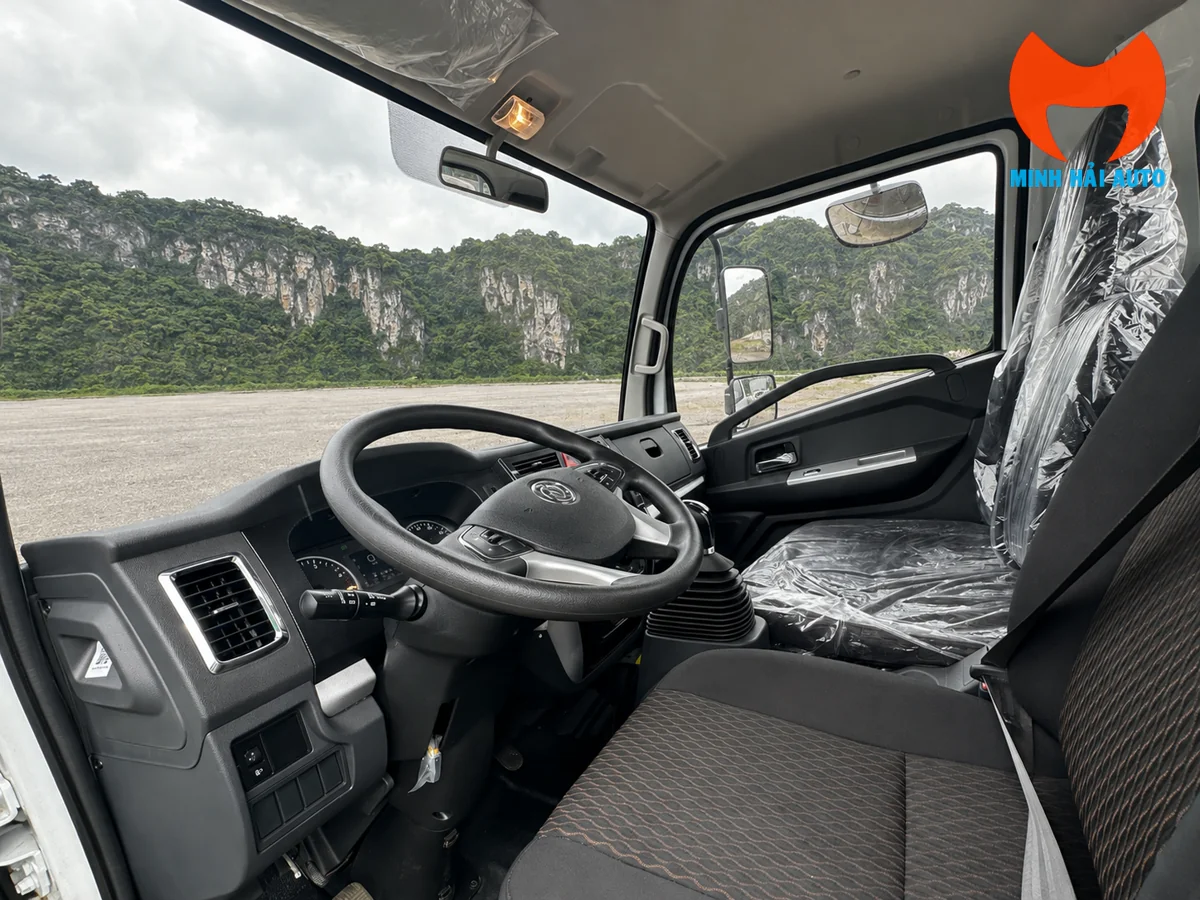 Khoang lái xe phun nước phục vụ ca vận hành