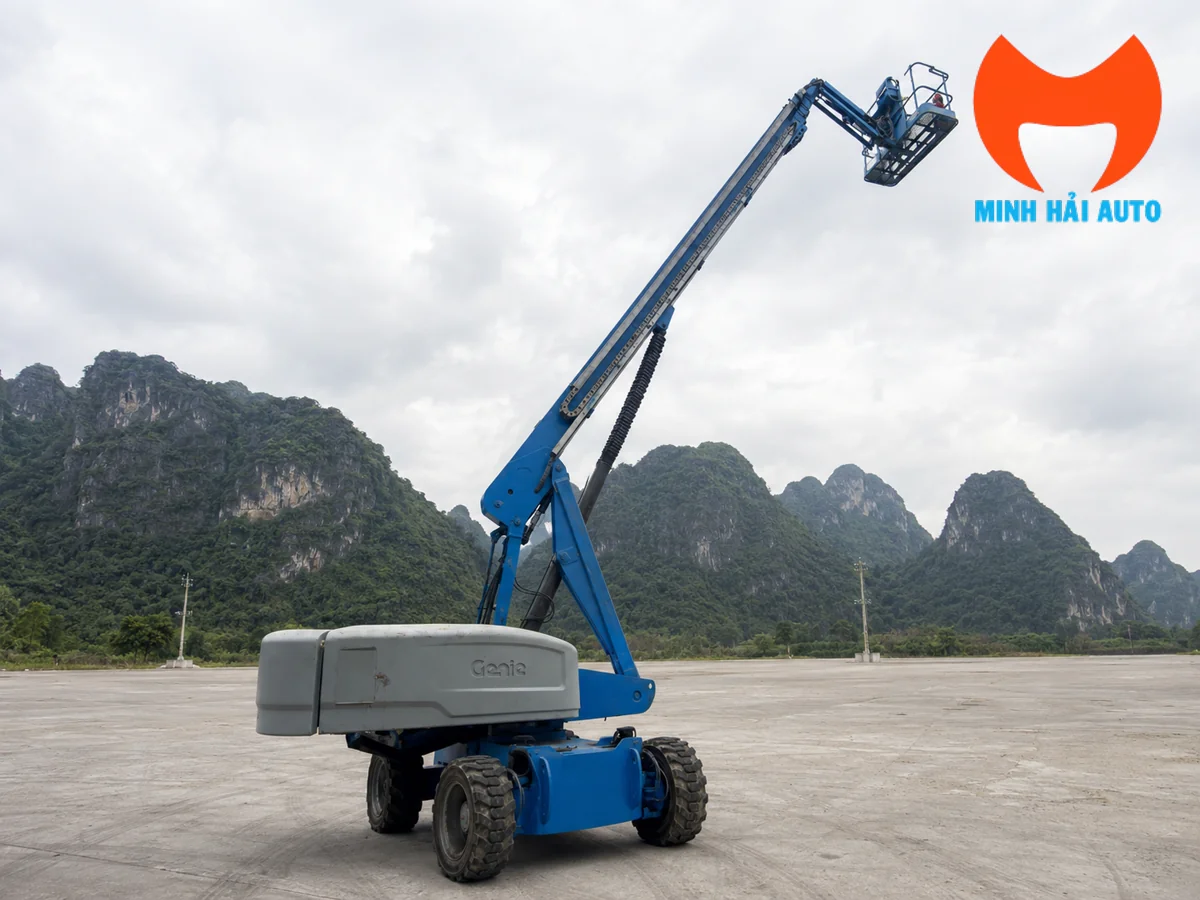 Nhiều xe nâng người Genie dạng cần với giỏ nâng ở tiền cảnh