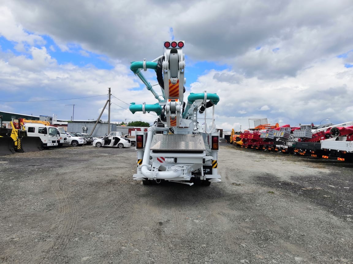 Cần bơm 5 đốt của xe bơm bê tông KCP 40m vươn dài 39.6 mét