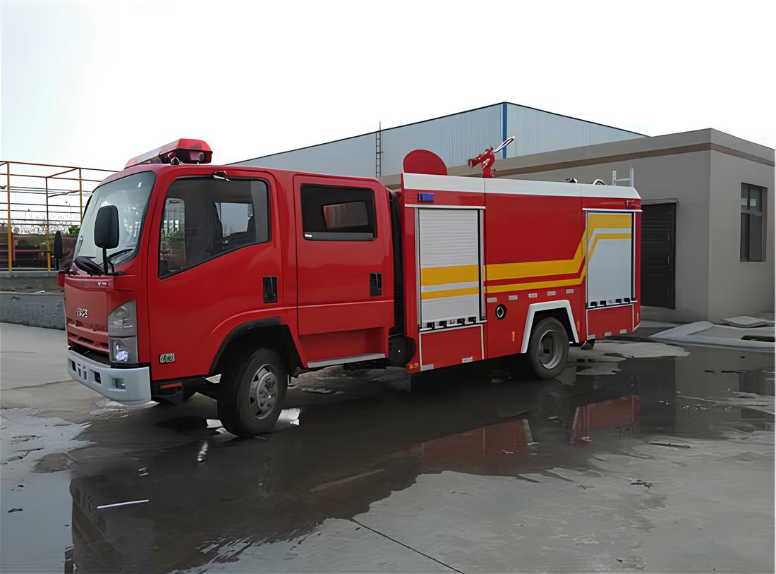 Cận cảnh bảng điều khiển tại phòng bơm phía sau xe cứu hỏa, hiển thị đồng hồ áp suất và các van vận hành hệ thống bơm CB1040.