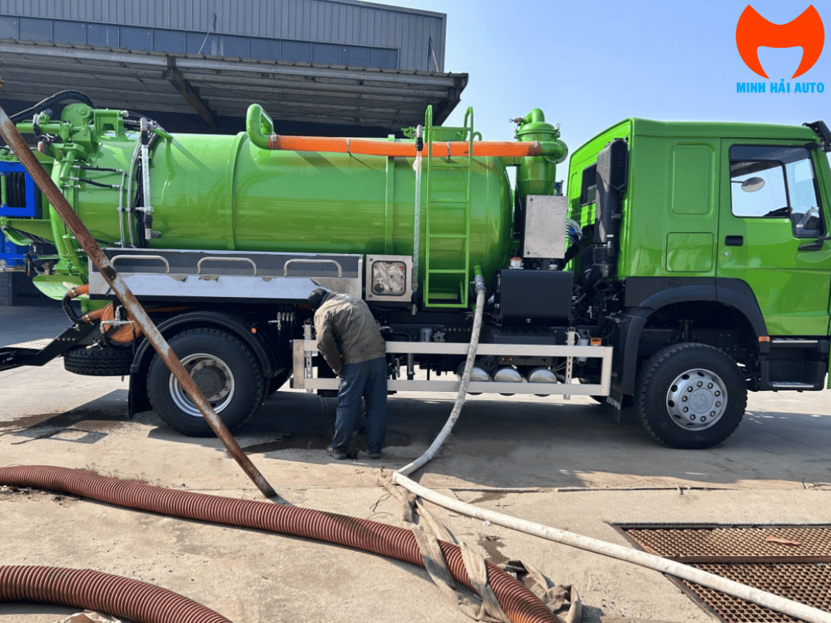 Cận cảnh bảng điều khiển và cuộn vòi phun áp lực cao phía sau xe thông cống Howo 10 khối.