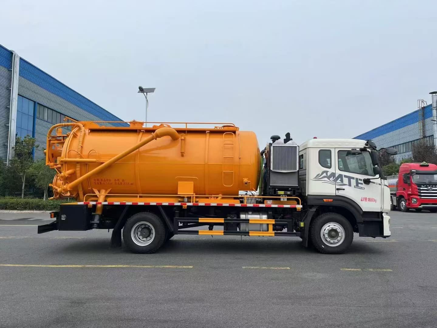 Cận cảnh bơm chân không công suất lớn trên xe hút bùn Howo 8 khối