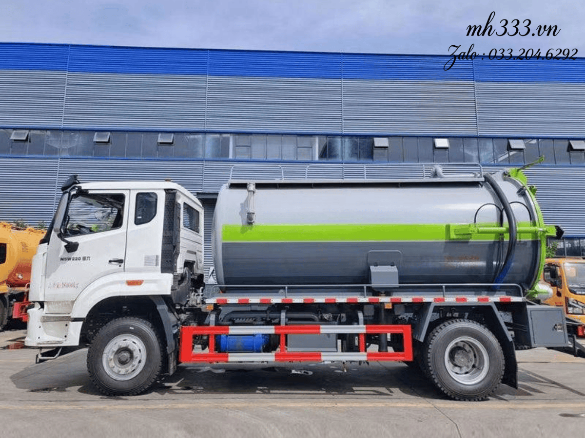 Cận cảnh bơm hút chân không và bảng điều khiển của xe hút bùn Howo 12 khối.