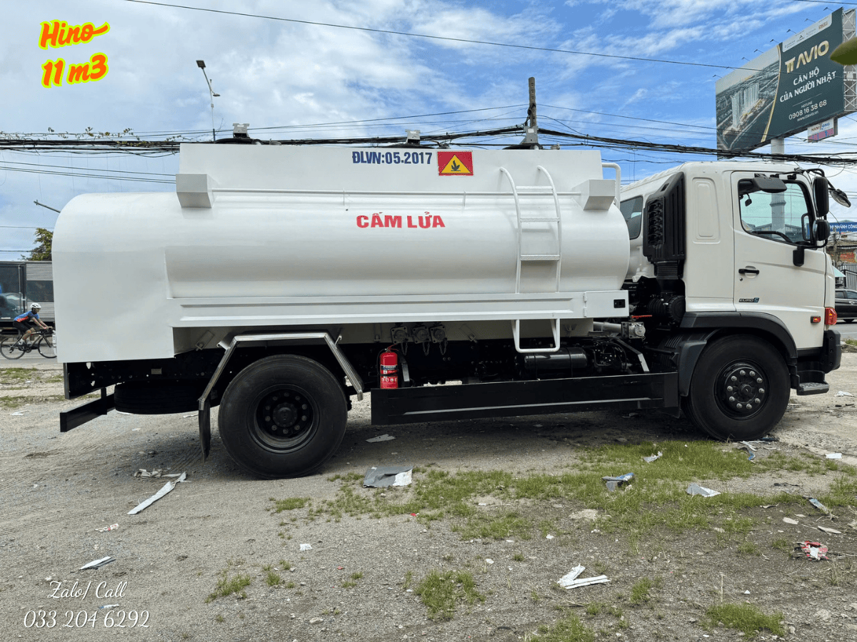 Cận cảnh bồn và hệ thống van của xe xitéc chở nhiên liệu 11 khối Hino FG8JJ7A.
