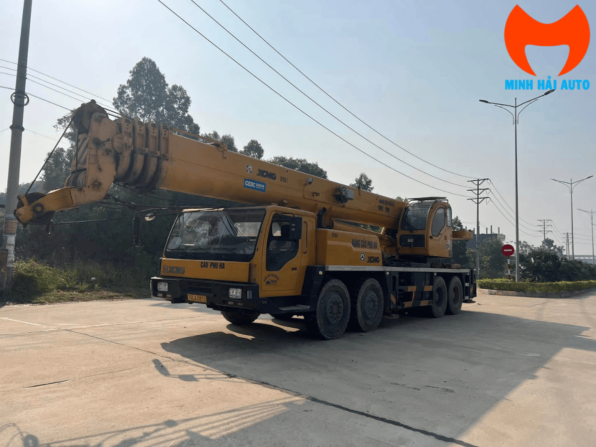 Cận cảnh cabin và cần cẩu xe bánh lốp XCMG QY25K đời 2021, lựa chọn xe cẩu Trung Quốc giá tốt.