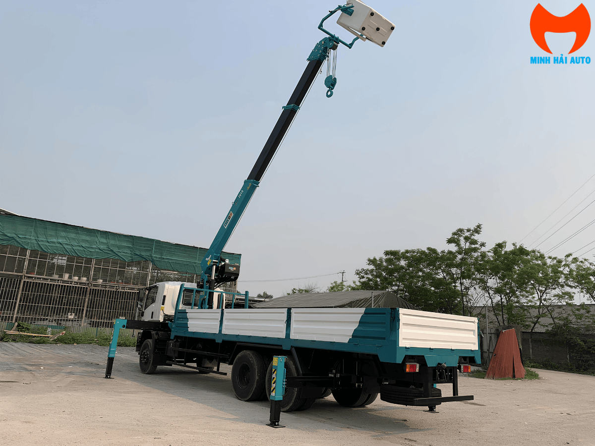 Cận cảnh cần cẩu gập 4 đốt Hyundai Everdigm HLC-5014, nổi bật hệ thống thủy lực và kết cấu thép của cần.