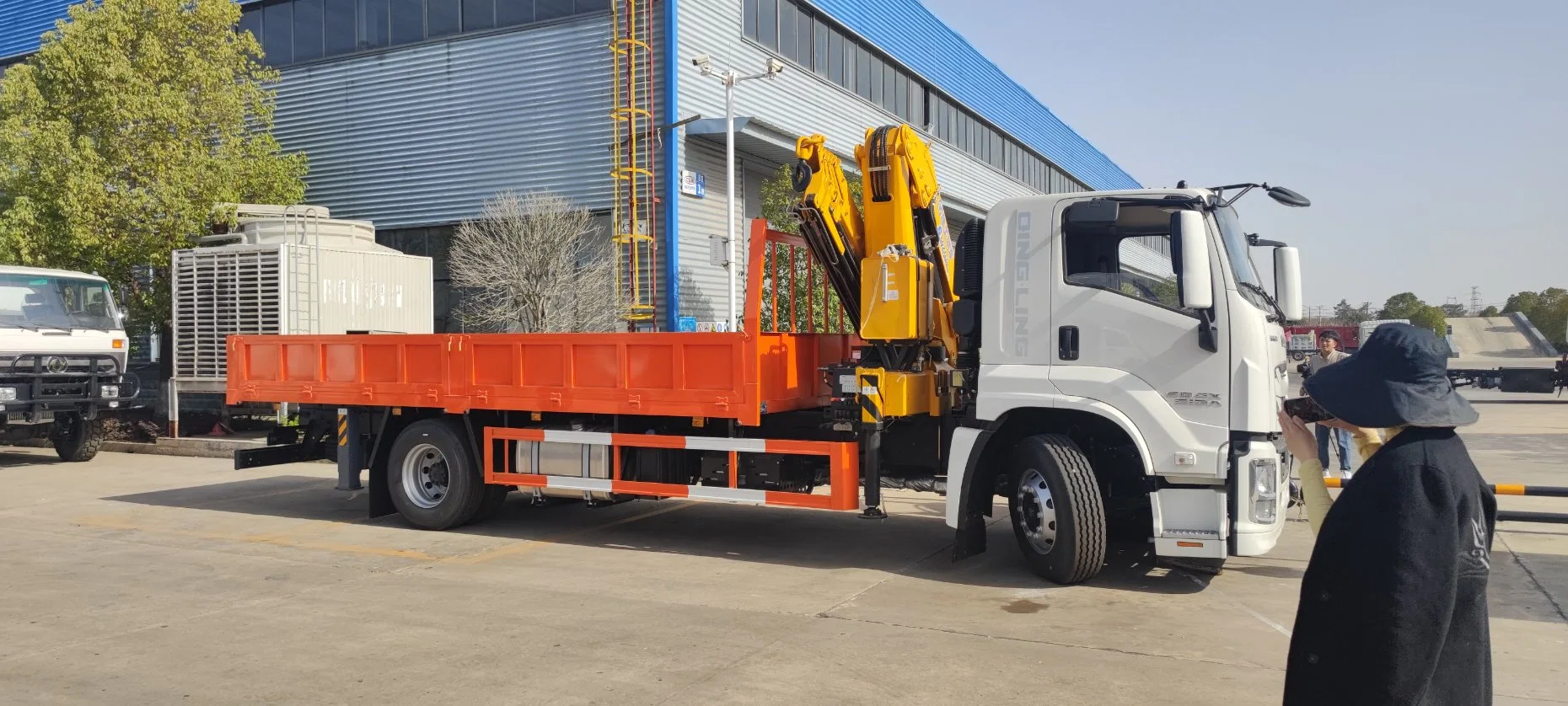 Cận cảnh cần cẩu gập robot XCMG GSQZ160.4 8 tấn được lắp đặt trên xe Isuzu Giga.