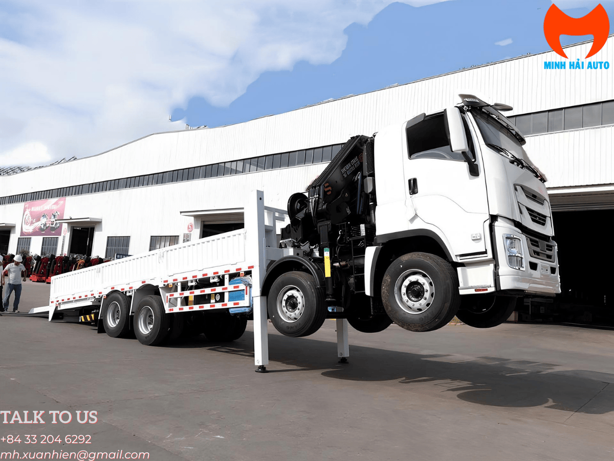 Cận cảnh cẩu gập Palfinger 20.5 tấn với 8 đốt cần đang vươn xa tại công trình.