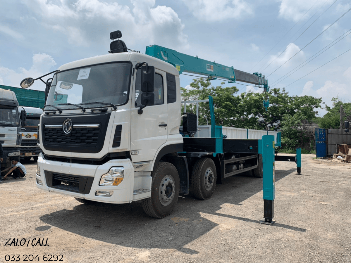 Cận cảnh cẩu tự hành 15 tấn Hyundai Everdigm 12015 ACE đang thực hiện nâng hạ hàng hóa hạng nặng.