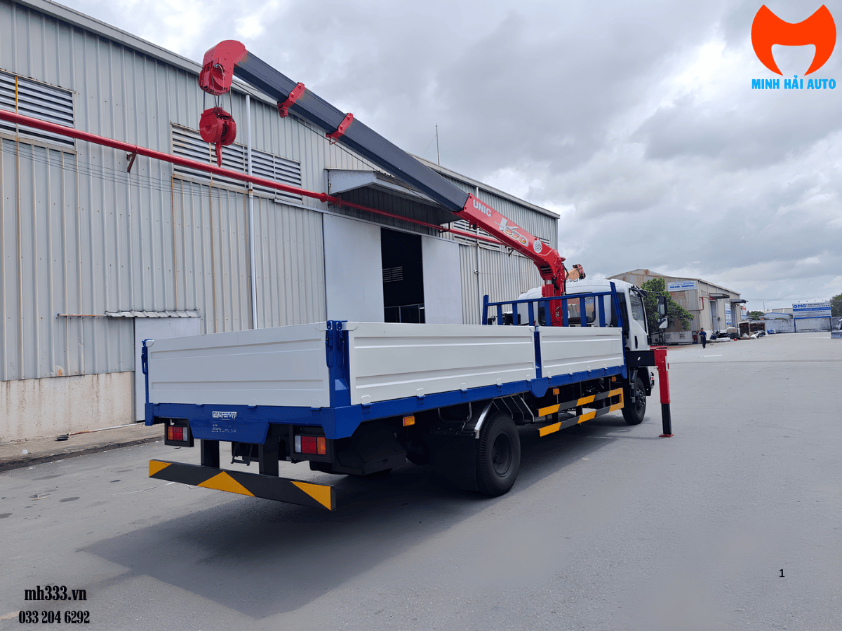 Cận cảnh cẩu tự hành 3 tấn Unic UR-V370 4 khúc với kết cấu vững chắc.