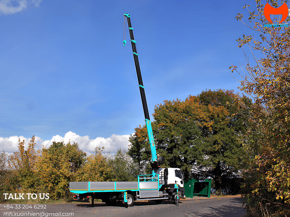 Cận cảnh cẩu tự hành 6 tấn Hyundai Everdigm HLC-7016 với kết cấu cần lục giác 6 đốt đang vươn ra để nâng hạ hàng hóa.