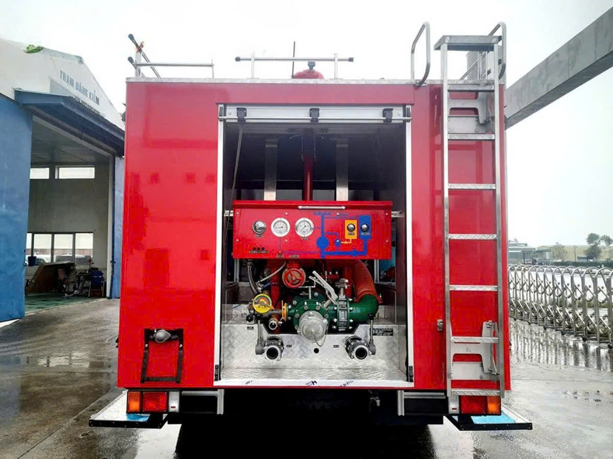 Cận cảnh hệ thống bơm chữa cháy Waterous 4000 lítphút trên xe cứu hỏa ISUZU 8 khối.