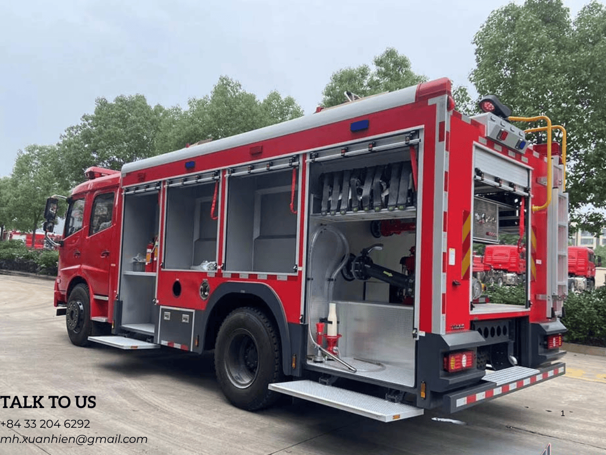 Cận cảnh hệ thống bơm và bảng điều khiển của xe cứu hỏa 7 khối Dongfeng.