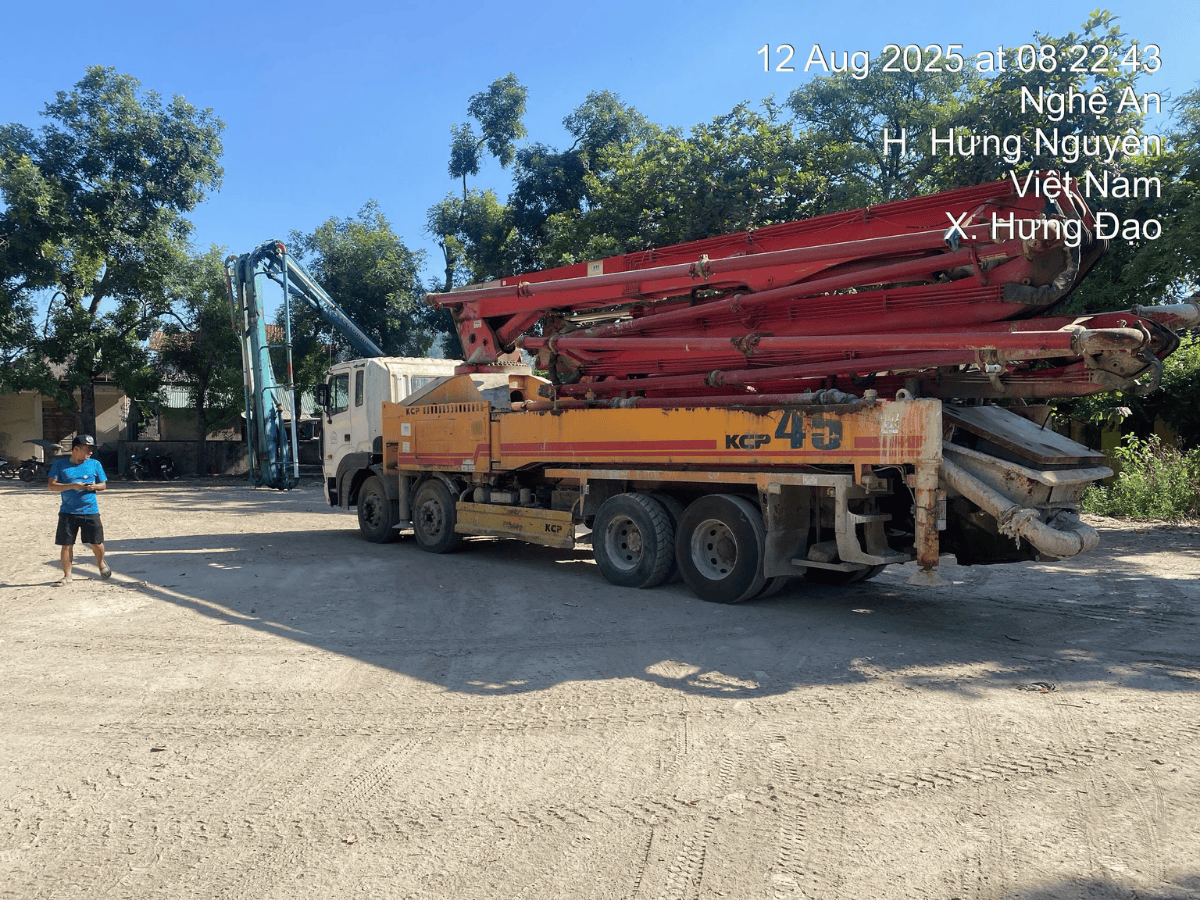 Cận cảnh hệ thống bơm và cần 5 đốt dạng RZ của xe bơm bê tông KCP45ZX170.